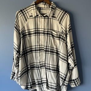 American eagle white/black plaid button up shirt